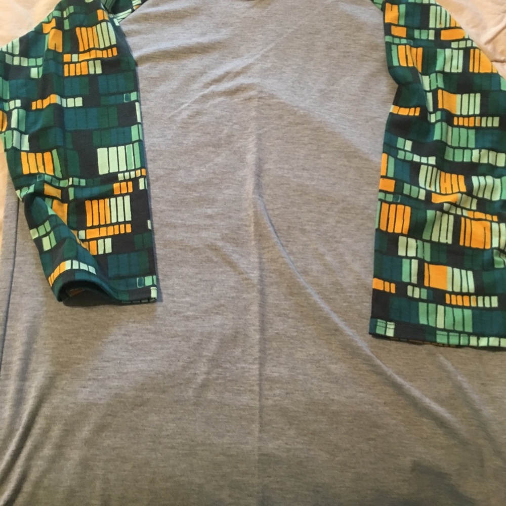 LuLa Roe Randy Tee - Picture 2 of 3